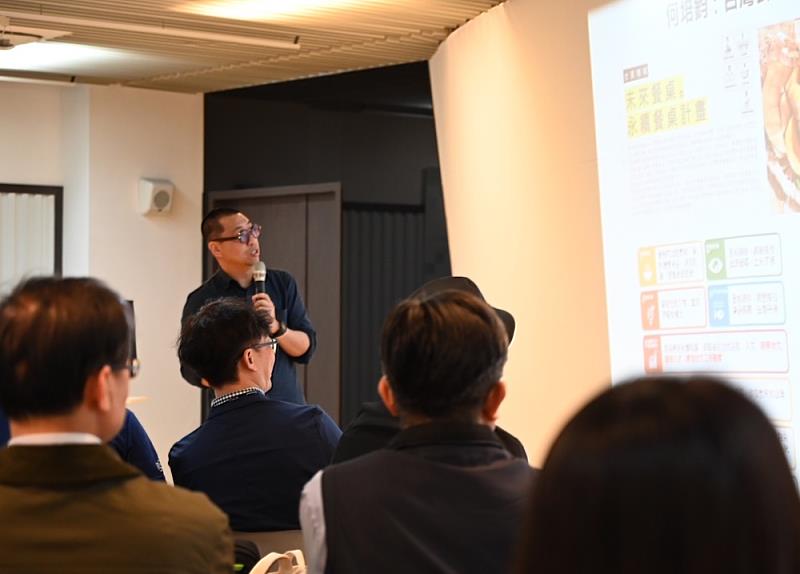 主題分享-綠色碳公益永續發展概觀-小鎮文創何培鈞執行長
