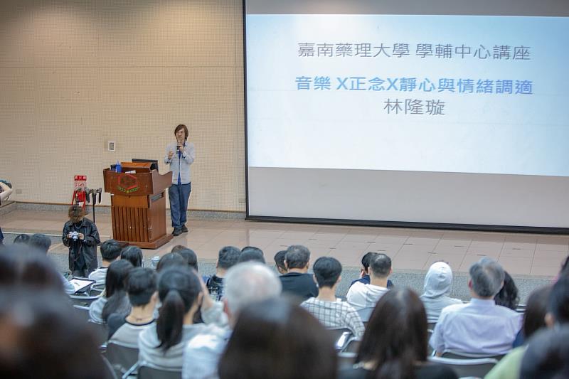 林隆璇目前擔任台南應用科技大學流行音樂系系主任，同時也是英國牛津大學正念中心的教師，除了音樂與教學，林隆璇近年來積極推廣正念（Mindfulness）經常應邀至各地演講，並將其應用於教育與企業訓練。