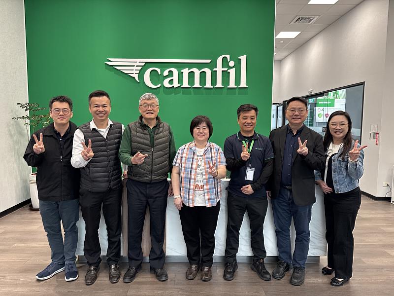 南華大學與台灣康法連結產學合作，左起為台灣康法田旻平人事經理、嘉義縣政府經發處林政欣組長、台灣康法林清均總經理、南華大學褚麗絹處長、台灣康法蕭榮輝營運總監、南華大學陳柏青院長、簡婉惠組長。