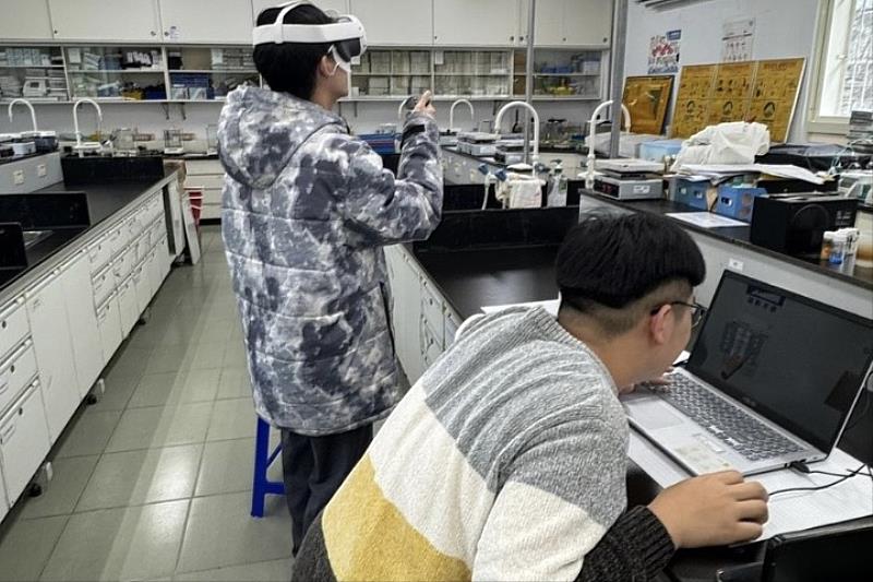 圖二、同學除了親身體驗VR外,其他同學能同步透過第三視角參與體驗。
