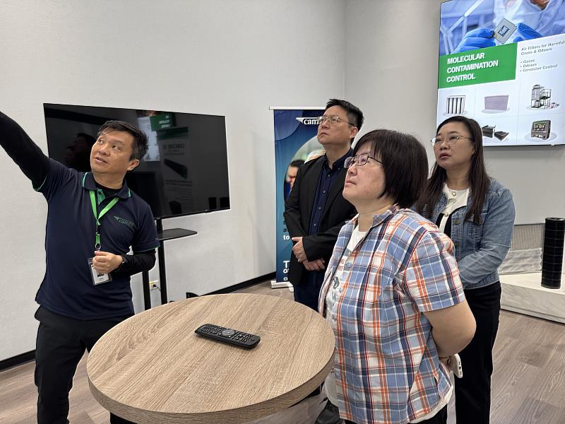 南華大學拜訪台灣康法，蕭榮輝營運總監解說公司生產的產品。
