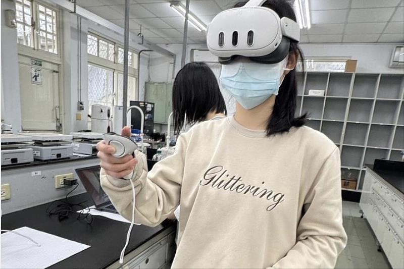 圖一、東吳大學化學系提供沉浸式VR體驗,讓學生身歷其境實際體驗災害發生時的應變。