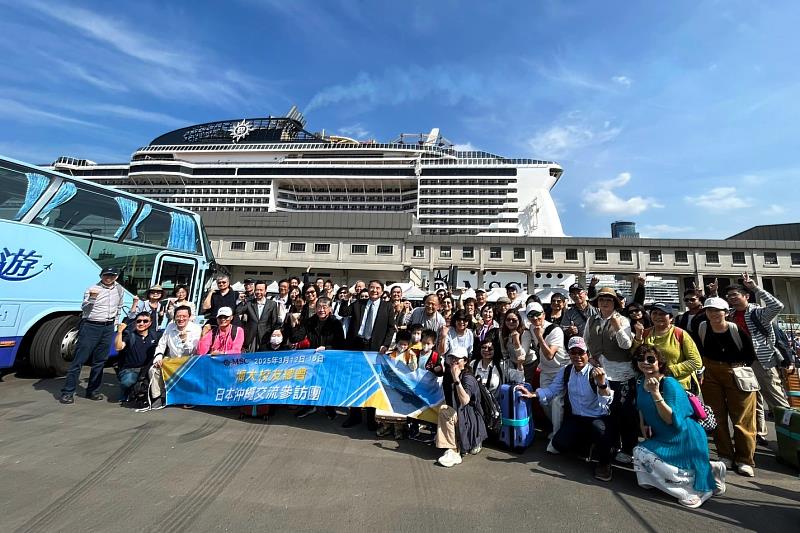 許泰文校長專程至基隆西岸碼頭送行祝大家旅途平安