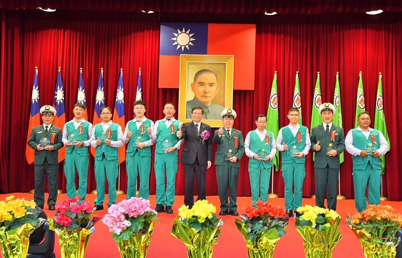 3.董事長王國材與模範外勤人員合影。