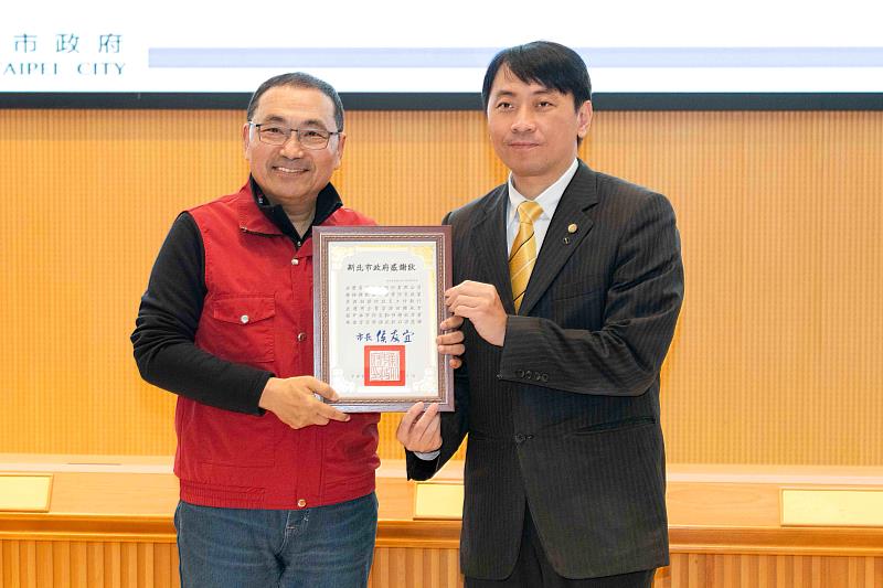 永慶房屋積極投入社區防災,助地方提升防災量能,由新北市市長侯友宜(圖左)親自頒獎,永慶房屋楊哲彥協理(圖右)代表受獎。