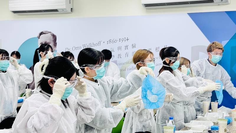 醫放系介紹防護衣功能及讓日本學生體驗穿脫訓練