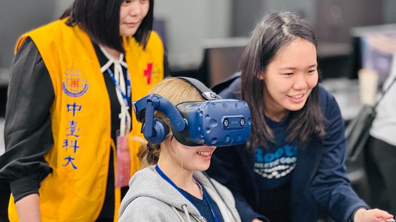 中臺科大學生協助日本醫療科學大學學生體驗VR技術
