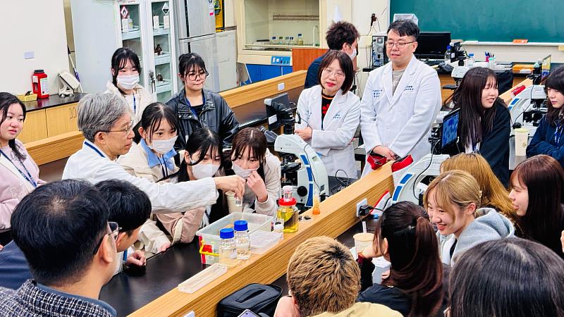 醫檢系帶領日本學生體驗顯微鏡實作