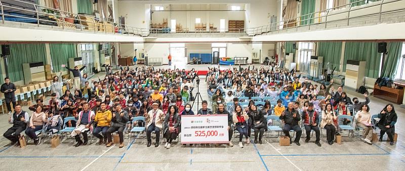 信義房屋志工團3月19日前往南投信義鄉，舉辦「信義至善獎助學金」25周年頒獎典禮，由信義企業集團創辦人夫人周王美文率隊出席，親送獎學金與禮品給210位信義鄉國中與國小優秀