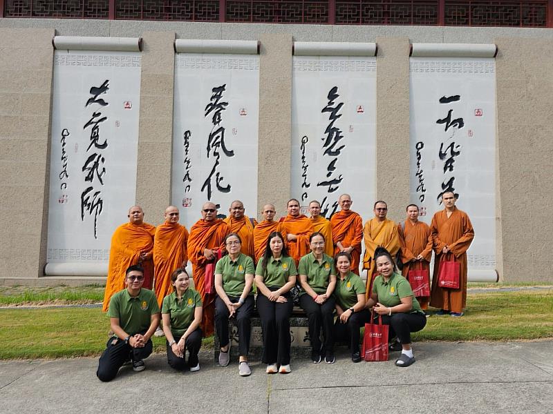泰國摩訶朱拉隆功大學教育學院教職員生蒞南華大學參訪交流,並於校園留影。