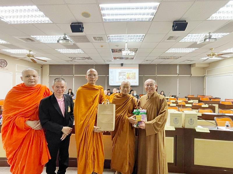 泰國摩訶朱拉隆功大學蒞南華大學交流,南華大學講座教授慧開法師(右1)與摩訶朱拉隆功大學人文學院院長PHRA EKAPATRA WISETMUEN(右2)互贈紀念品。