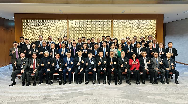 黃教漳理事長(前排左6)與飯島彰己委員長(前排左7)與台方訪團合影