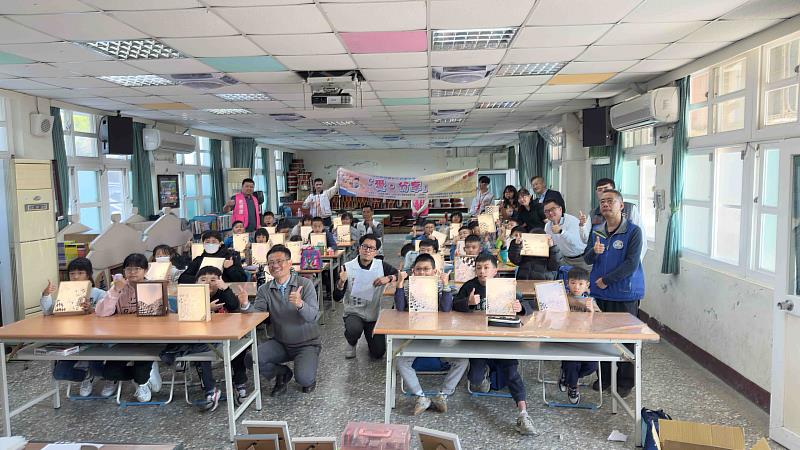 美豐國小學生完成手作禮物與貴賓合照