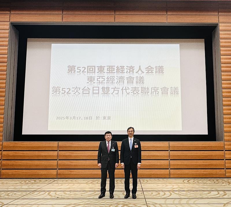 黃教漳理事長(右)與飯島彰己委員長於會後發表共同聲明