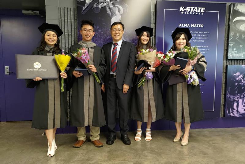 2023年5月中興大學獸醫學系4位學生堪蕯斯州立大學取得跨國獸醫學士雙聯學位，興大副校長兼國際長周濟眾（中）特地赴美參與畢典。（資料照）