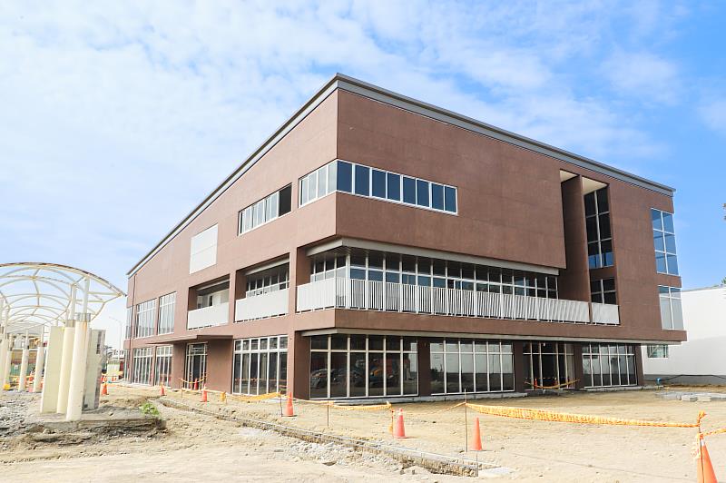 翁章梁視察嘉義縣首座兒少福利館工程進度-1