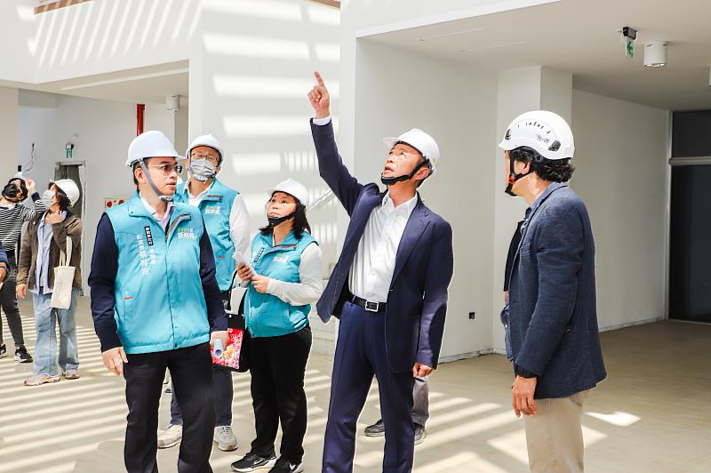 翁章梁視察嘉義縣首座兒少福利館工程進度-2