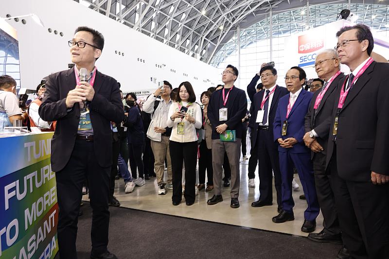 金屬中心升級處林恒育處長(左1)導覽解說，2024全球百大發明獎獲獎，工業爐高效節能燃燒技術，展現AI應用節能領域新科技