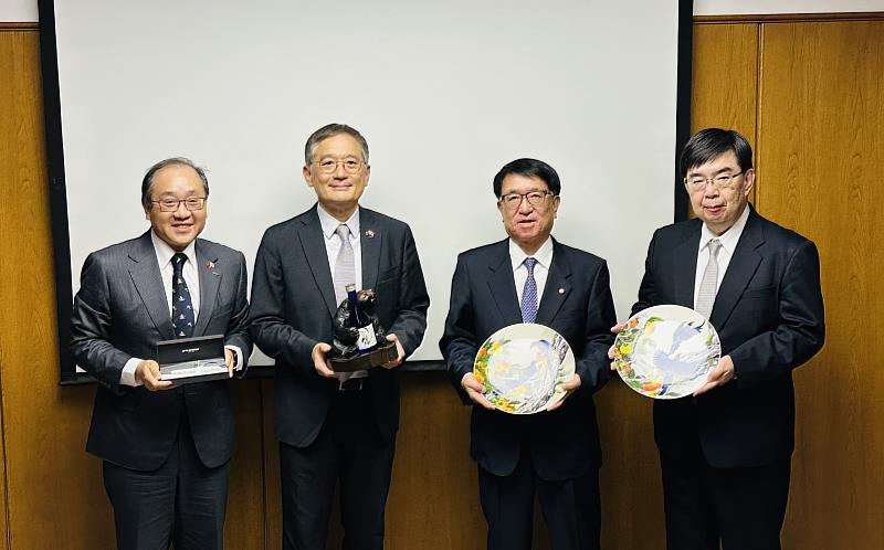 IEAT苑竣唐監事會召集人(左2)、謝孟璋亞太主委(左1)與「札幌商工會議所」安田副會頭(右2)、「北海道台灣貿易協會」戶澤會長互贈紀念品