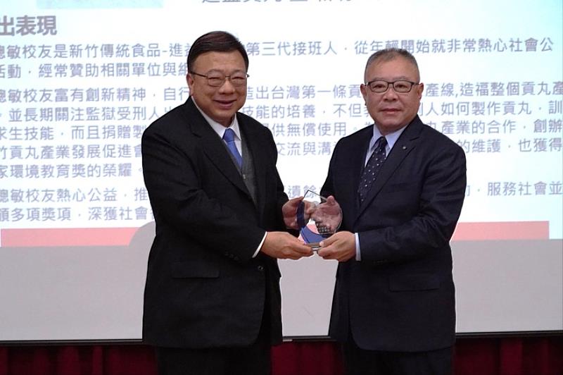 圖／中華大學校長劉維琪（左）親自頒發獎狀給校友葉聰敏（右），感謝校友們在各領域發光發熱，為母校爭光、贏得榮耀。