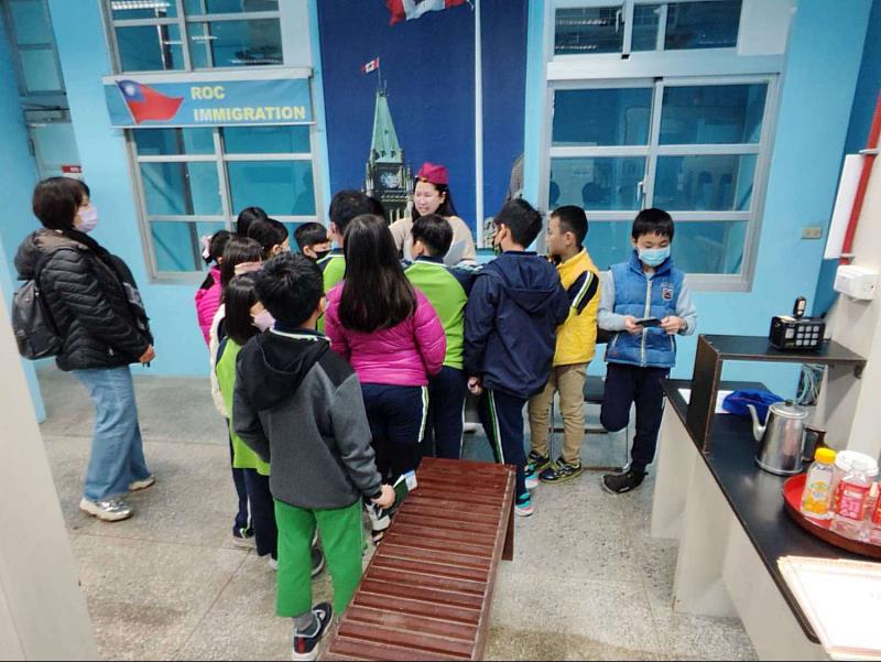 英語情境中心進行搭機過海關體驗學習