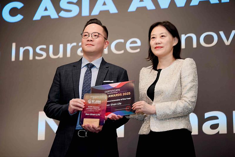 圖說、南山人壽獲得IIC Asia Awards年度健康保險創新獎,由商品暨健康策略部協理王保勲(左)前往香港代表領獎,右為香港精算學會健康委員會副主席Sherry Du。