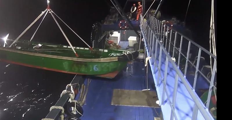 海上扣留小舟畫面