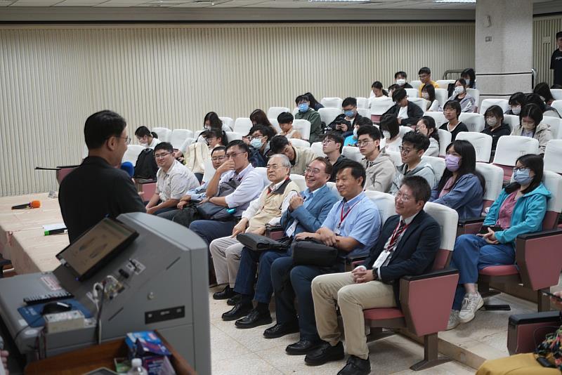 南大行管系公共論壇擔任整合各界意見的角色，，促進跨領域的對話與合作