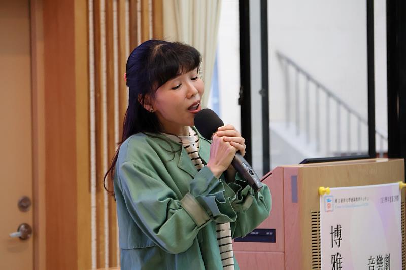 詹喆君團長為南大師生示範音樂劇中麥克風的使用如何影響角色塑造與情感傳遞