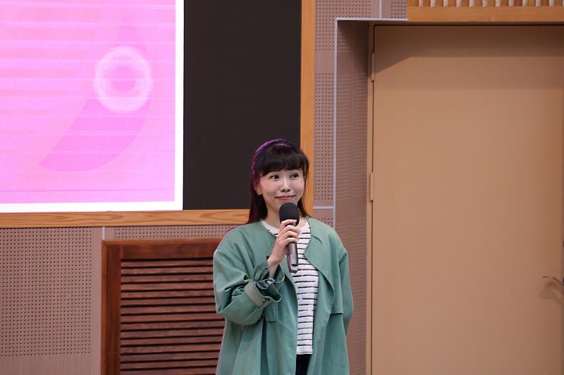 「唱歌集音樂劇場」團長詹喆君與南大學生交流，分享音樂劇與歌劇的異同，並介紹臺灣本土音樂劇的發展歷程