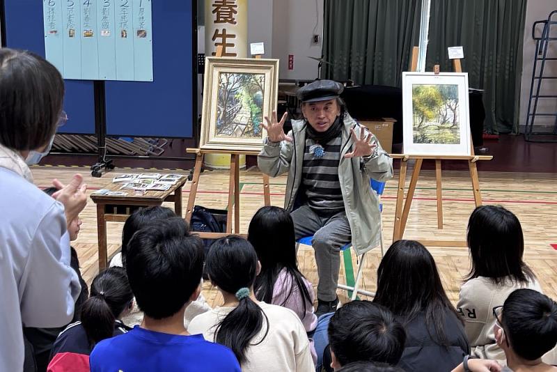 藝術家李純棋為新竹縣學生講解美學。
