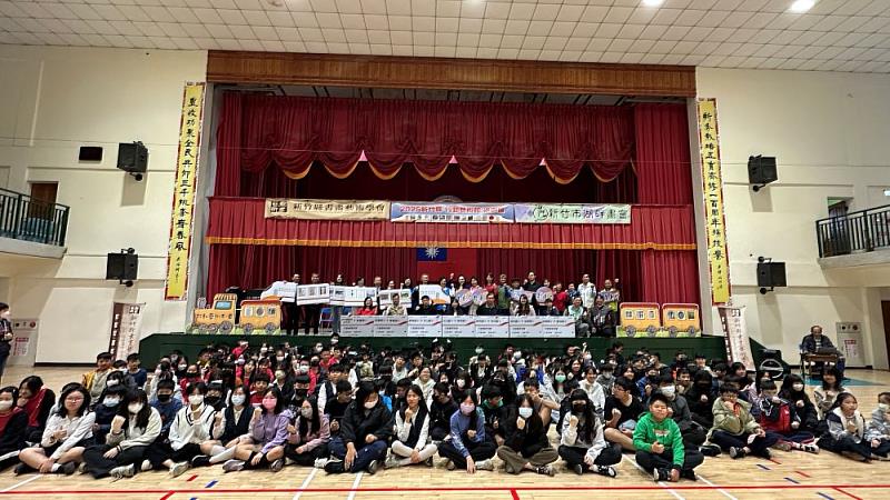 新竹縣政府文化局3月21日上午於新豐鄉新豐國小為2025「行動藝術館」巡迴展拉開序幕。今年的「行動藝術館」以高鐵列車的概念發想巡迴7校展出。
