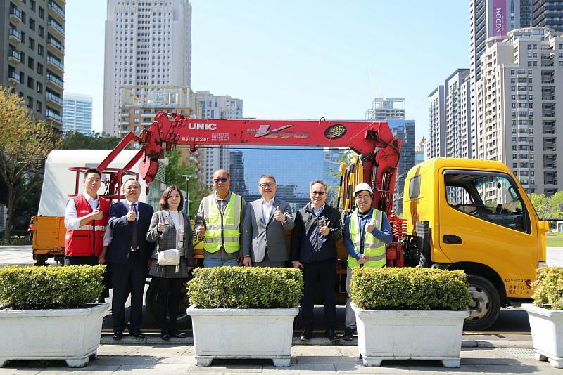 遠傳繼協助桃園市完成9萬盞路燈換裝，再協助臺中市換裝近13萬盞路燈，總計管理路燈數量為全臺電信業第一。