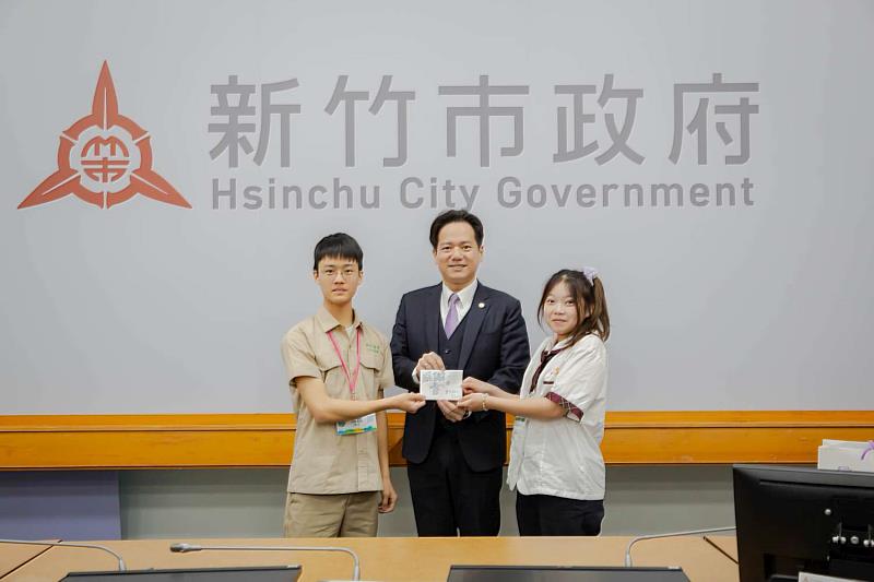 青籌委員總召温宬以及鐘嘉柔同學致贈市府手作感謝卡。