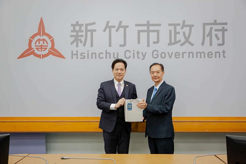 市府致贈禮品給救國團新竹團委會主任委員楊守杞。