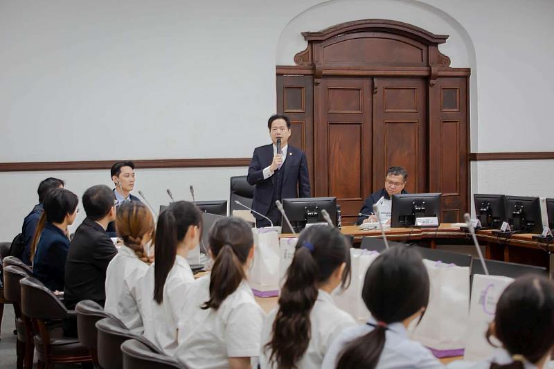 邱臣遠代理市長在會議中勉勵同學,並聆聽同學的意見。