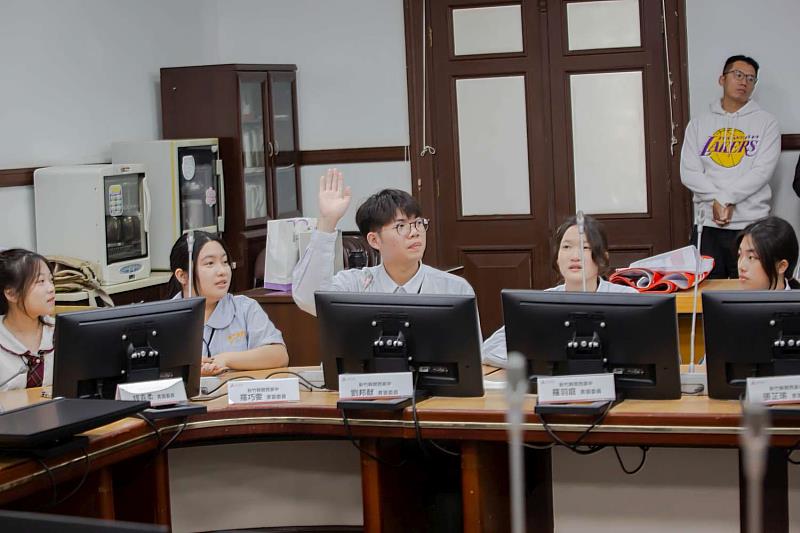 邱臣遠代理市長在會議中勉勵同學,並聆聽同學的意見。