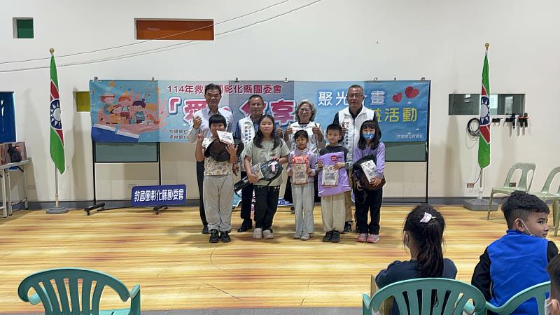 小朋友拿到禮物與貴賓合照
