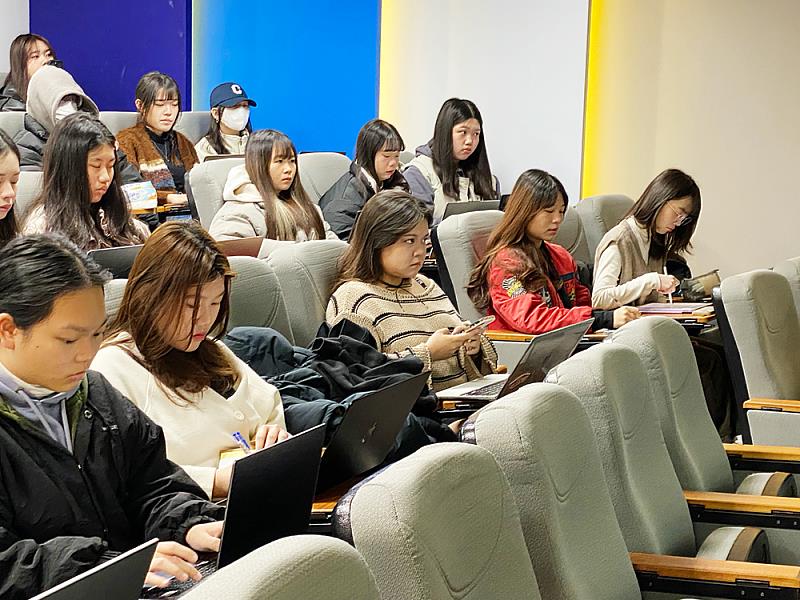 在記者會過程中,學生學習新聞實戰採訪與撰稿技巧,並實際參與新聞攝影與影音剪輯,完整體驗新聞產製的過程。