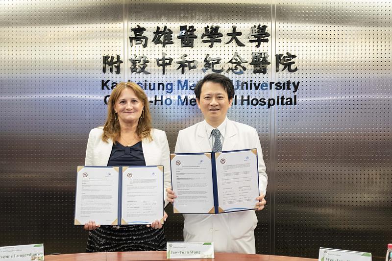 高醫王照元院長(右)與Avance Clinical 執行長Yvonne Lungershausen(左)簽訂合作備忘錄