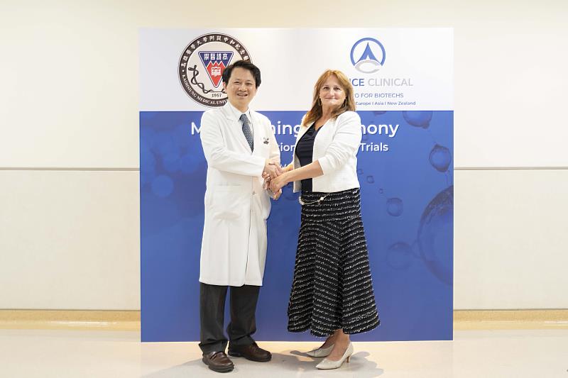 高醫王照元院長(左)與Avance Clinical 執行長Yvonne Lungershausen(右)期望透過創新研究與國際合作,提供病人更安全、更有效的治療選擇
