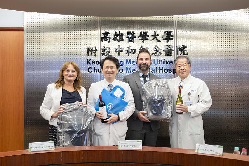 雙方致贈紀念品