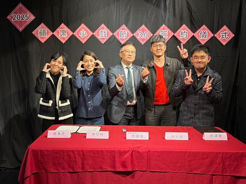 團長、總監與編導們一起加油打氣，期望透過計劃，創造不同凡響奇幻文本作品。