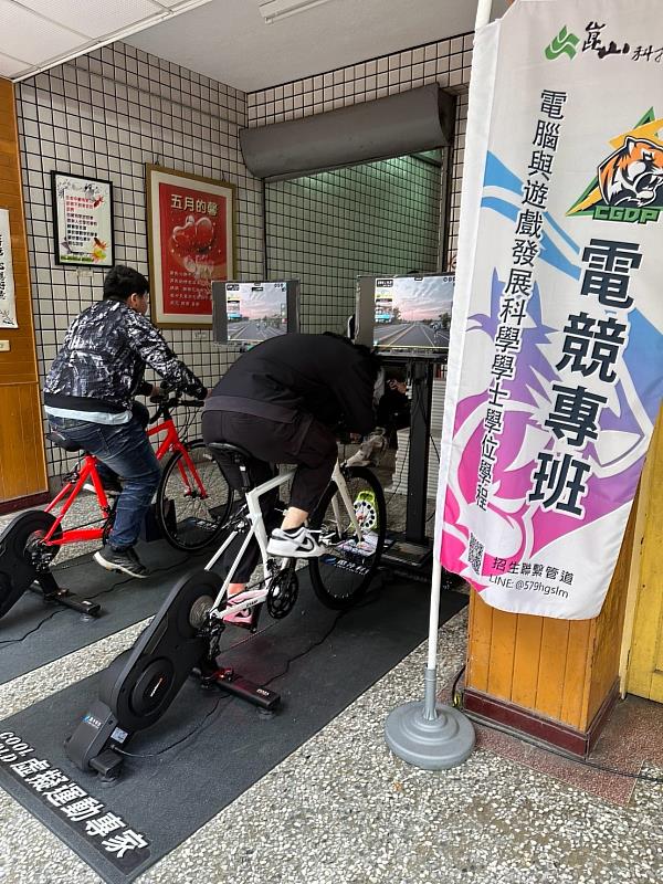 體驗虛擬自行車的同學賣力爭取最佳成績