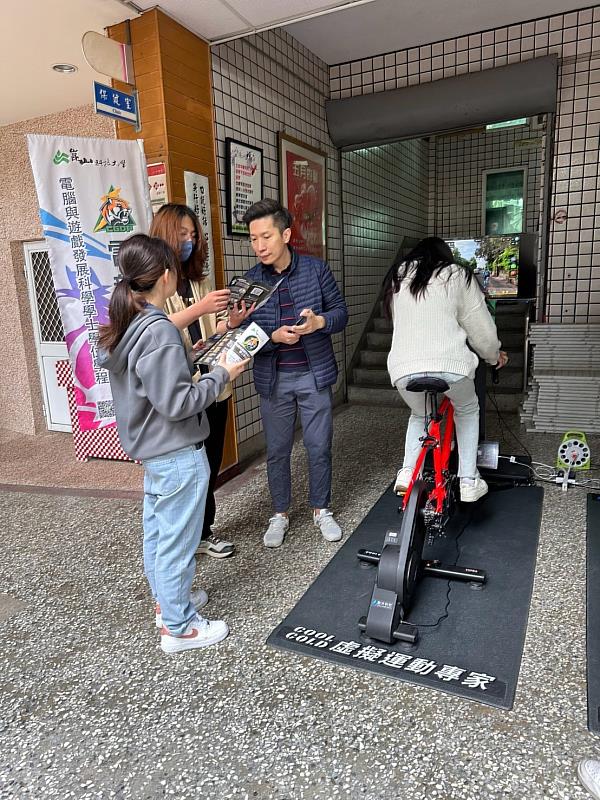 電遊學程葉俊吾主任(左3)向現場同學及家長說明虛擬運動及介紹電遊學程
