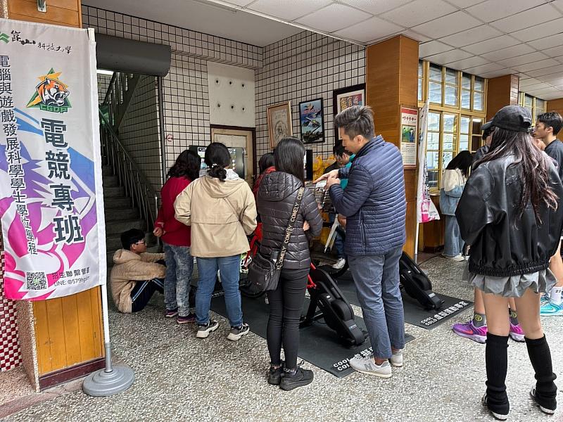 電遊學程葉俊吾主任向現場同學及家長說明虛擬運動