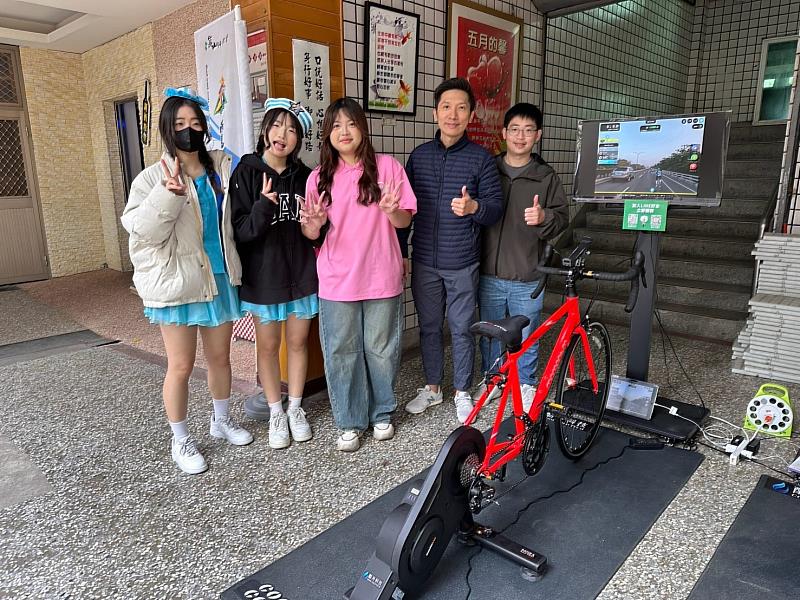 崑大電遊學程推動虛擬自行車運動，葉俊吾主任(右2)與東吳工家體驗虛擬自行車的同學合影