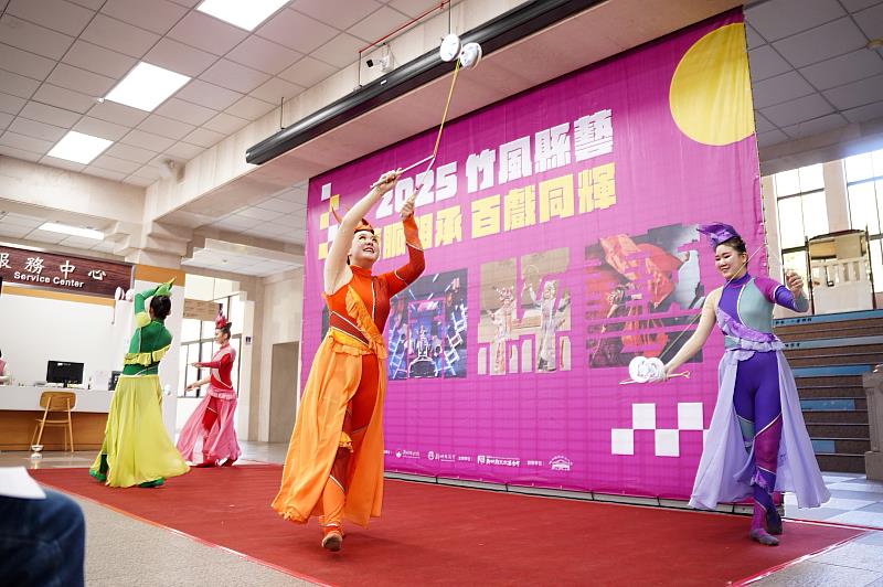 舞鈴劇場帶來精彩開場扯鈴表演