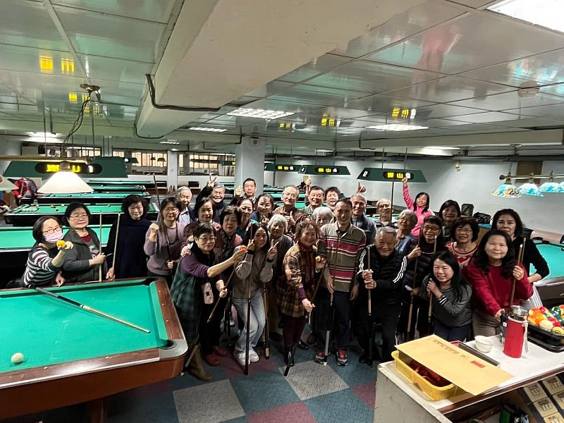 崑大辦理樂齡大學,邀請金牌撞球國手夏揮凱擔任講師為學員授課