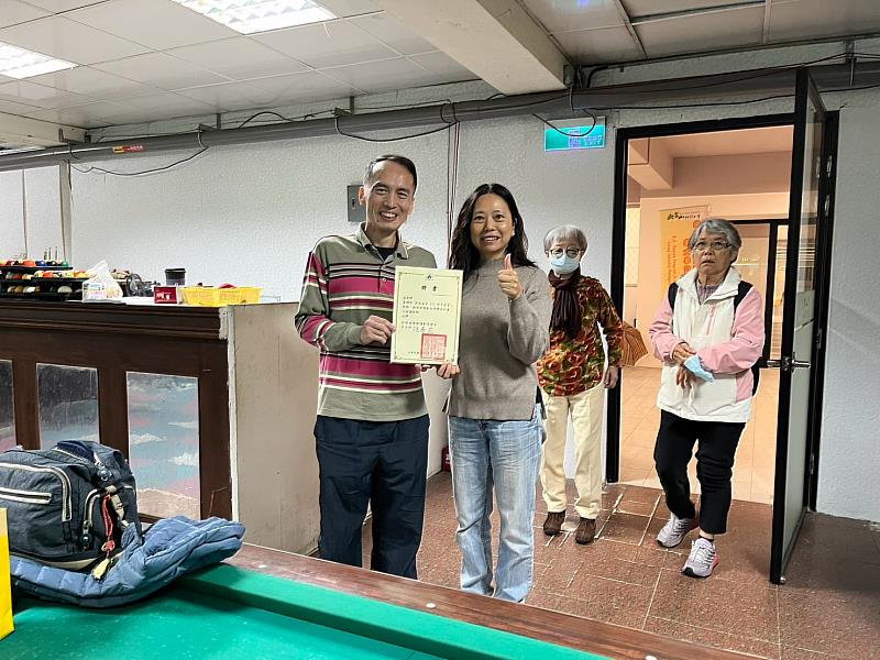 樂齡大學計畫主持人暨休運系主任陳秀花(右)頒發聘書予夏揮凱(左)